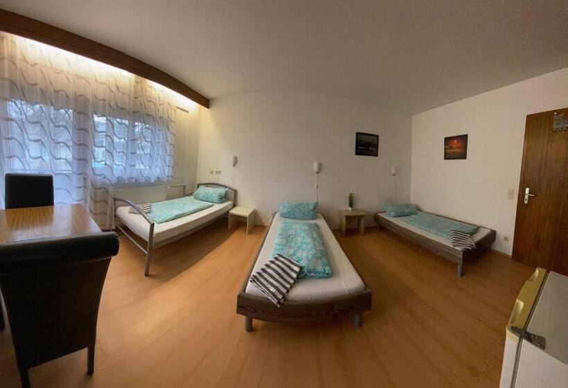 带阳台的三人标准间, Monteurzimmer   Karlsbad