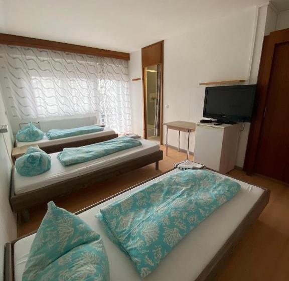 带阳台的三人标准间, Monteurzimmer   Karlsbad