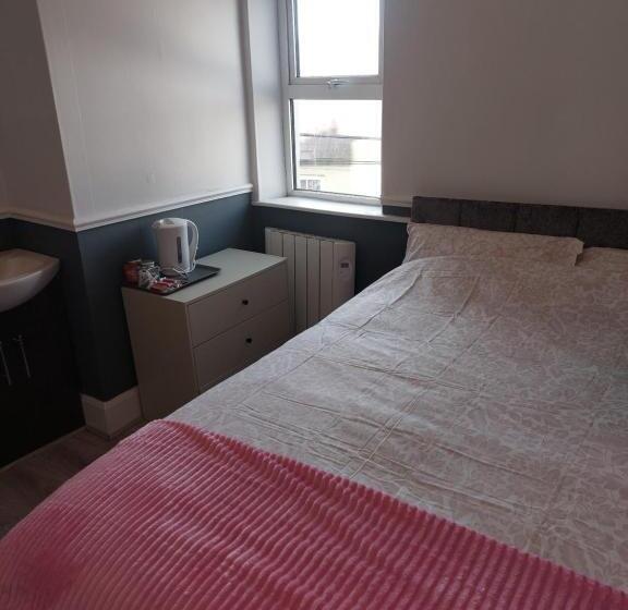 标准三人间, The Corner House Longford Town