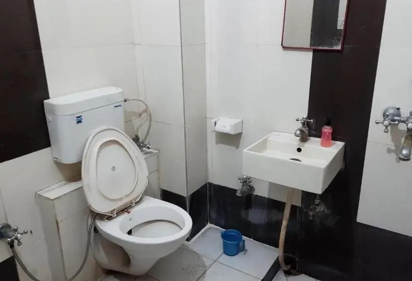 Habitació Triple Basic, Prithviraj