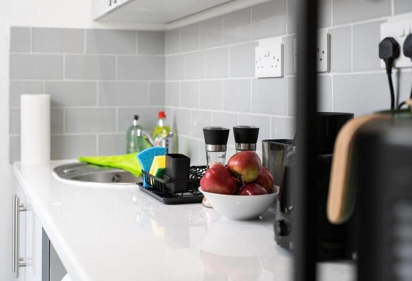 スタンダードスタジオ, Modern Studio Room By Livestay Short Lets & Serviced Accommodation London