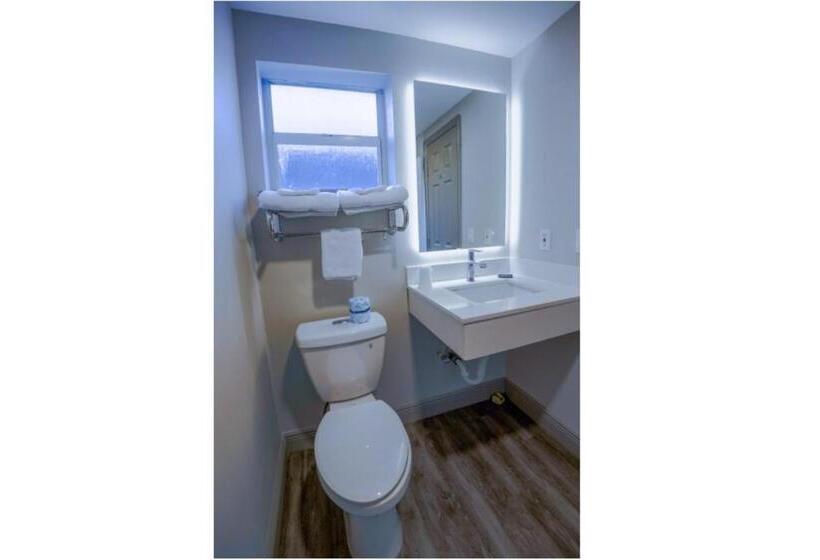 Номер Стандарт Адаптированный для Инвалидов, Budget Motel  Titusville