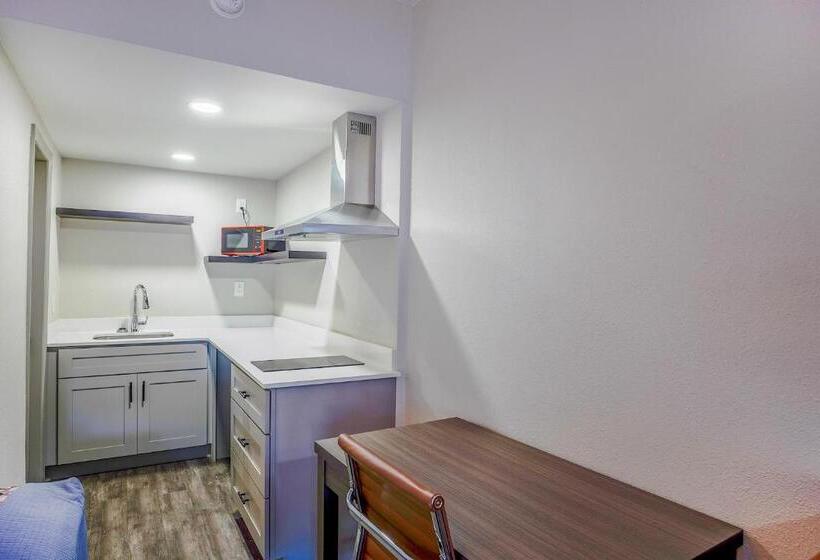 חדר סטנדרט מותאם לאדם עם מוגבלויות, Budget Motel  Titusville