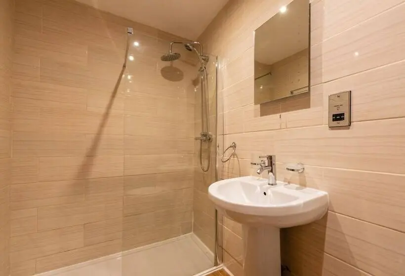 スタンダード4人部屋, Quarterz