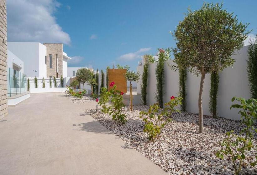 带花园景观和一个卧室的别墅, Cap St Georges Villas