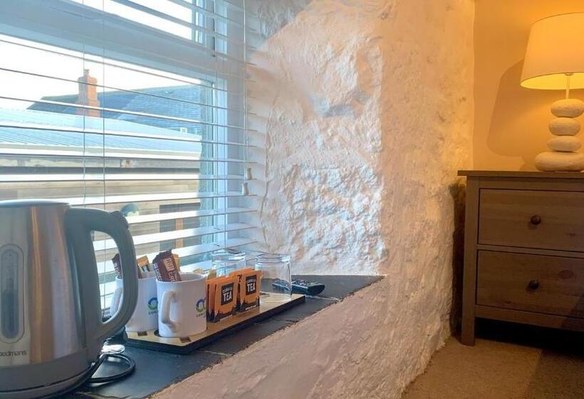 Семейный Номер, Cape Cornwall Club