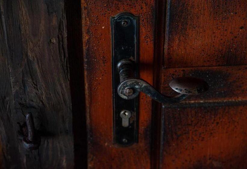 سوئیت 2 خوابه, Hay Barn Unique Experience Visole