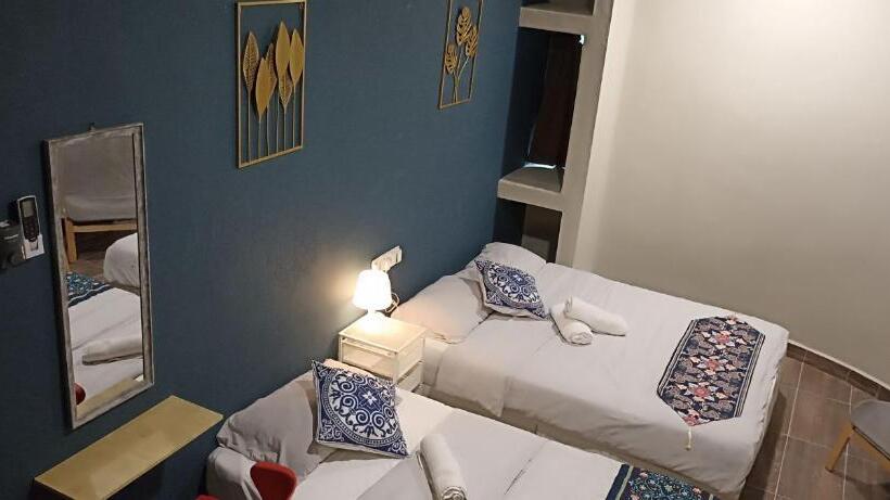 اتاق استاندارد سه تخته با سرویس بهداشتی مشترک, Wayton Express