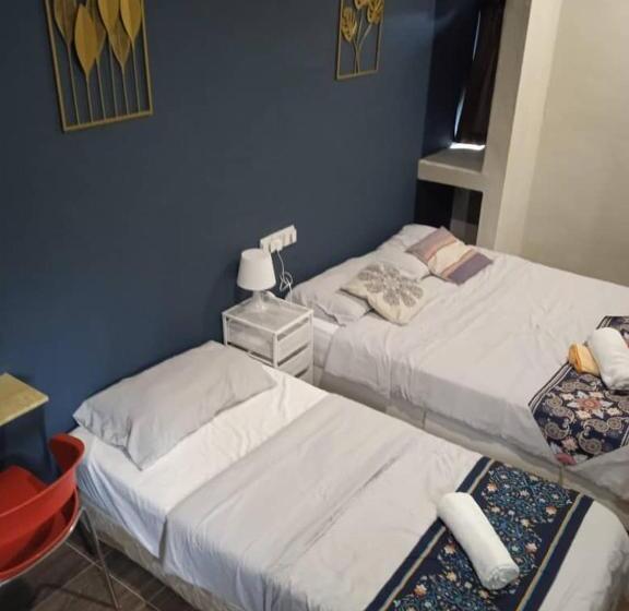 اتاق استاندارد سه تخته با سرویس بهداشتی مشترک, Wayton Express