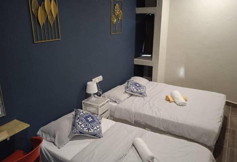 اتاق استاندارد سه تخته با سرویس بهداشتی مشترک, Wayton Express