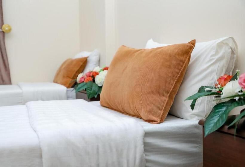 Economy Triple Room, فندق تاج