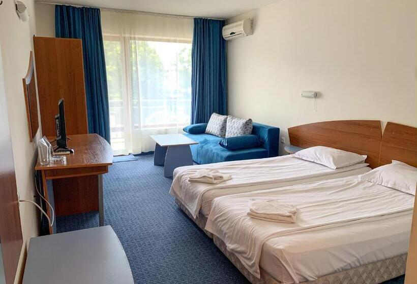 חדר לארבעה סטנדרטי עם מרפסת, M2