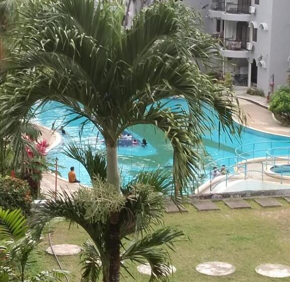 اتاق خانوادگی با چشم‌انداز باغ, Seri Lagenda Apartment