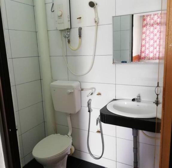 חדר סטנדרט לשלושה, Sri Gate