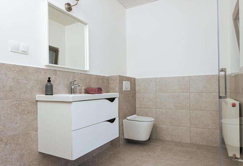 Номер Deluxe, Ester S Szentbékkálla