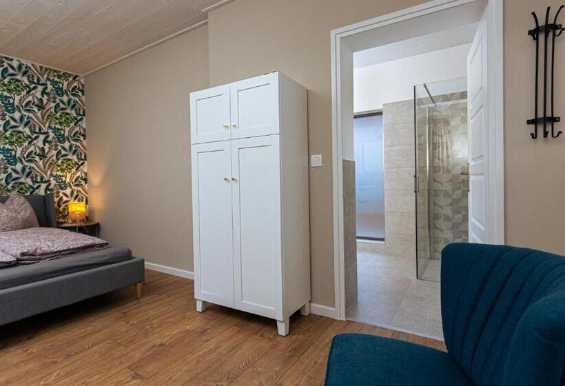 Номер Deluxe, Ester S Szentbékkálla