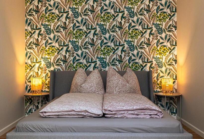 Номер Deluxe, Ester S Szentbékkálla