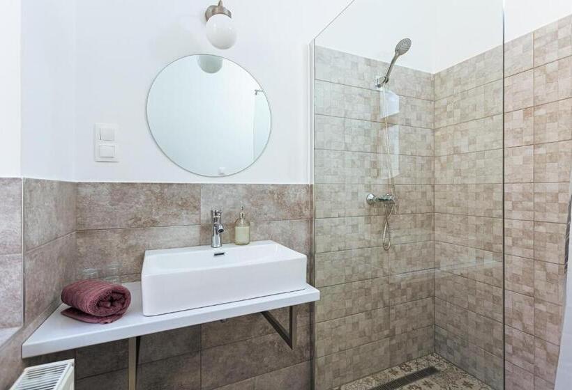 Номер Стандарт, Ester S Szentbékkálla