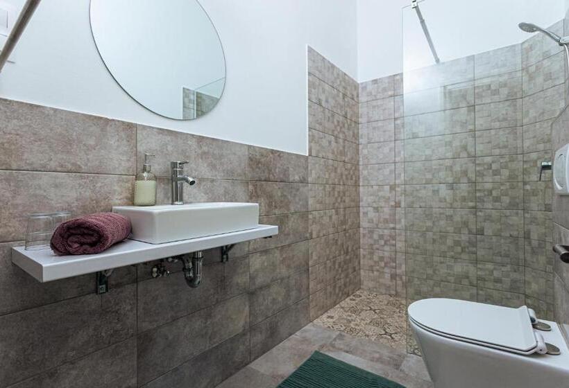 Номер Deluxe, Ester S Szentbékkálla