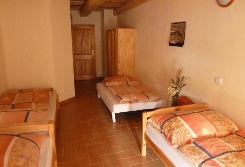 غرفة ديلوكس رباعية, Q Ranch