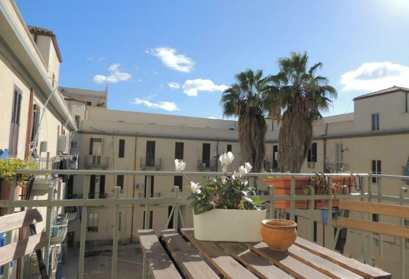 バルコニー付きスタンダードルーム, B&b Nike Rooms Only