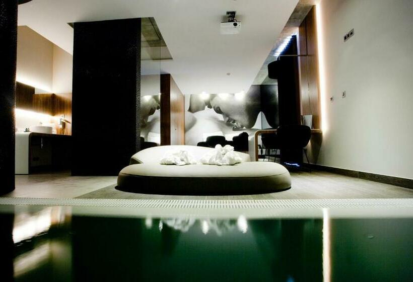 Suite with Pool, Mood   Private Suites