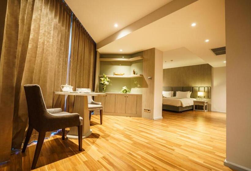 이그제큐티브 스위트, New Season Square