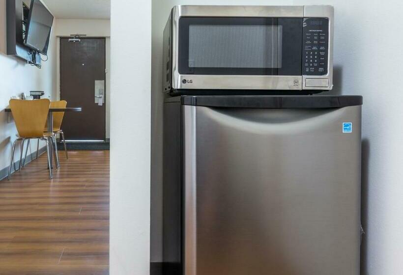 חדר דחוקס עם מיטת קינג, Motel 6fort Nelson, Bc