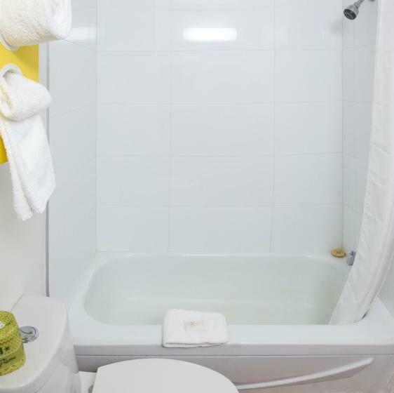 חדר דחוקס עם מיטת קינג, Motel 6fort Nelson, Bc