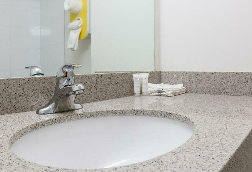 חדר דחוקס עם מיטת קינג, Motel 6fort Nelson, Bc