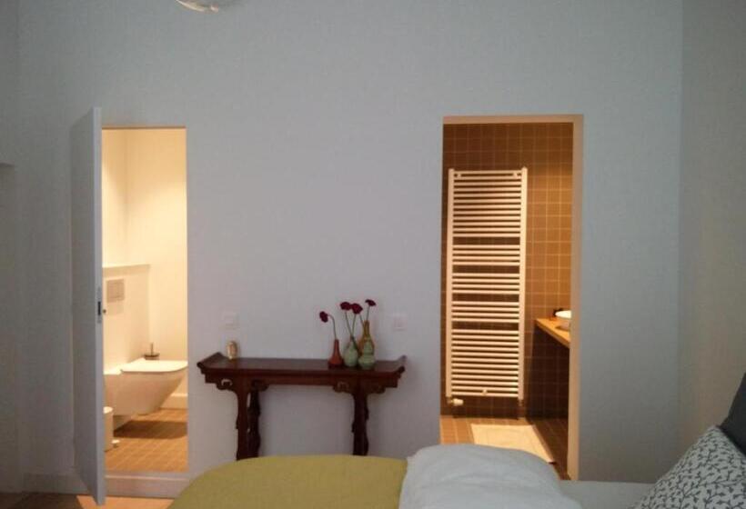 חדר דחוקס עם מיטת קינג, B&b Les Invités