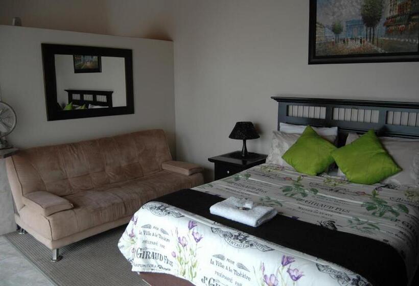 带1个卧室带泳池的公寓, Bon A Vie Self Catering And B&b Gonubie Full Solar Power, No Load Shedding!