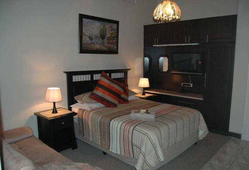 带1个卧室带泳池的公寓, Bon A Vie Self Catering And B&b Gonubie Full Solar Power, No Load Shedding!