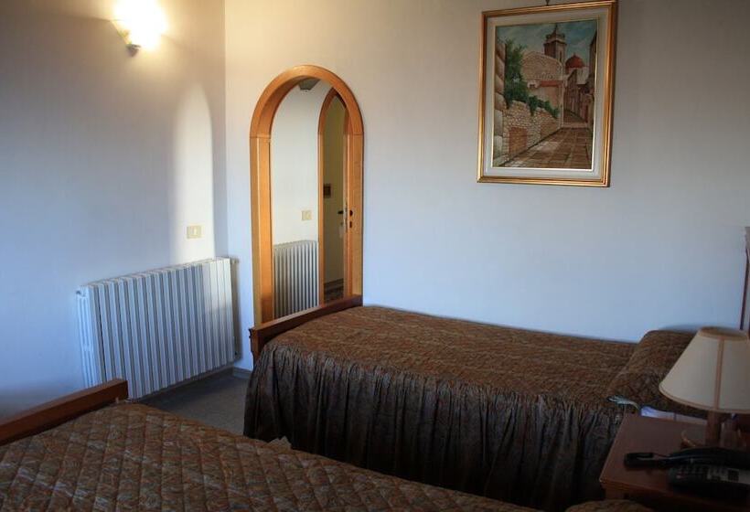 スタンダードトリプルルーム, Edelweiss