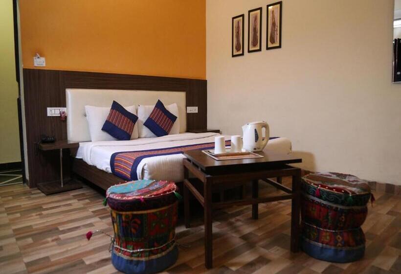 اتاق لوکس سه تخته, Taj Haveli Hotel Agra   Walkable Distance From Taj Mahal