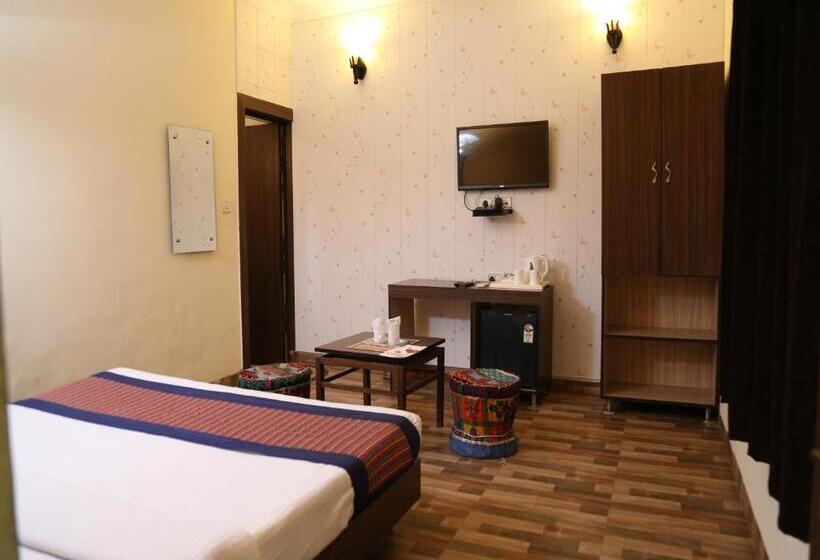 اتاق لوکس سه تخته, Taj Haveli Hotel Agra   Walkable Distance From Taj Mahal