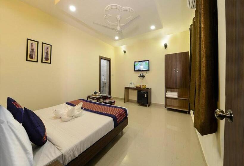 اتاق لوکس سه تخته, Taj Haveli Hotel Agra   Walkable Distance From Taj Mahal