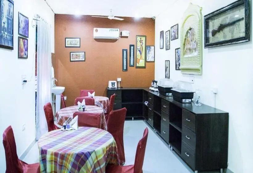 Deluxe Kolmen Hengen Huone, Taj Haveli Hotel Agra Walkable Distance From Taj Mahal