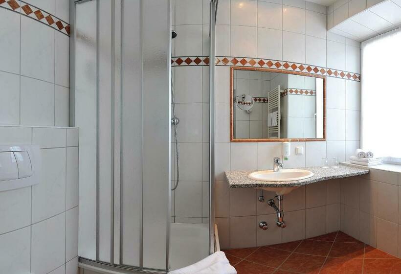 חדר סטנדרט יחיד, Gisela