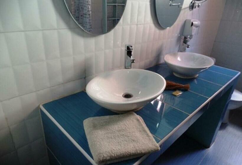 اتاق استاندارد سه نفره, Maison Lovasoa