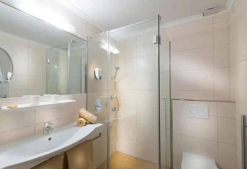 Standard Yhden Hengen Huone, Quehenberger