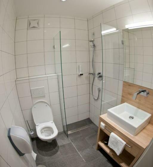 اتاق خانوادگی, Restaurant Meyer