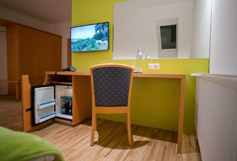 اتاق خانوادگی, Restaurant Meyer