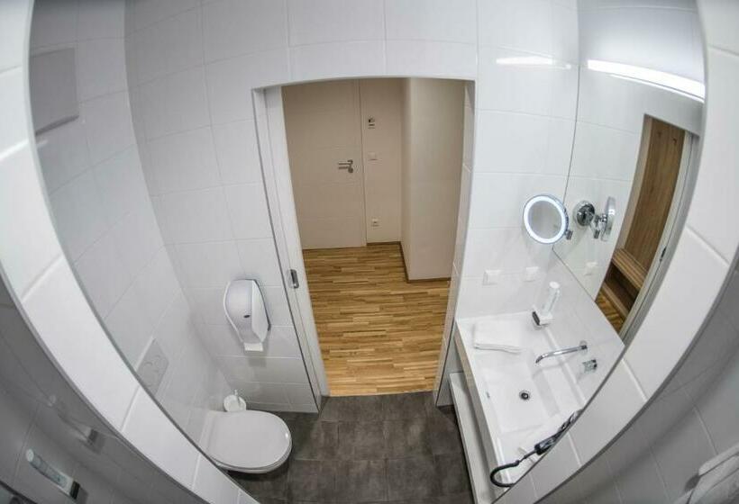Семейный Номер, Restaurant Meyer
