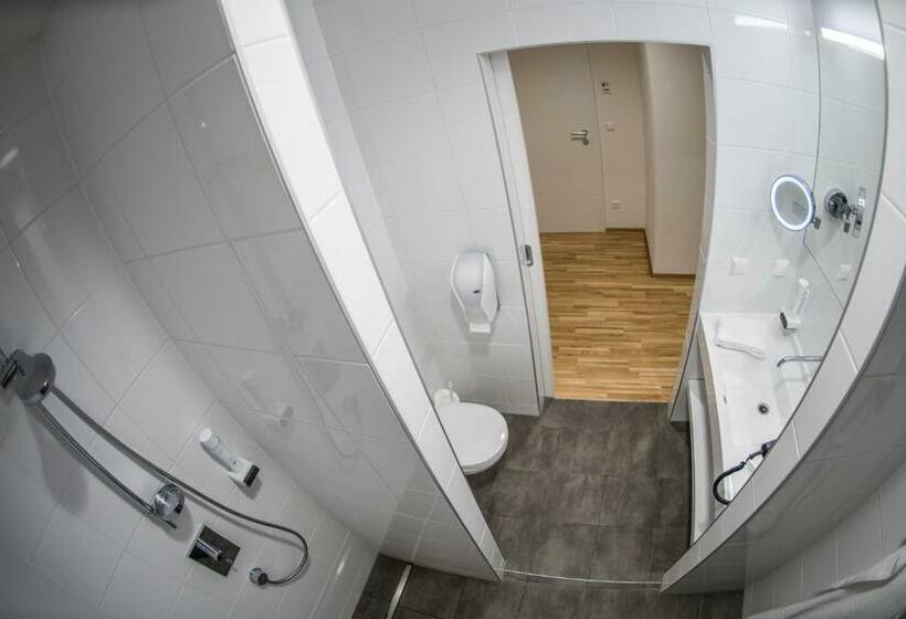 اتاق خانوادگی, Restaurant Meyer