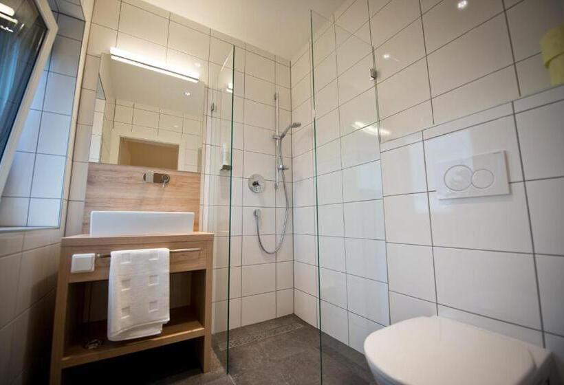 اتاق خانوادگی, Restaurant Meyer