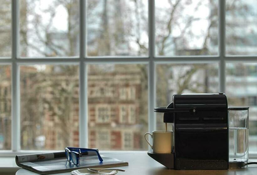 标准间, The Lalit London