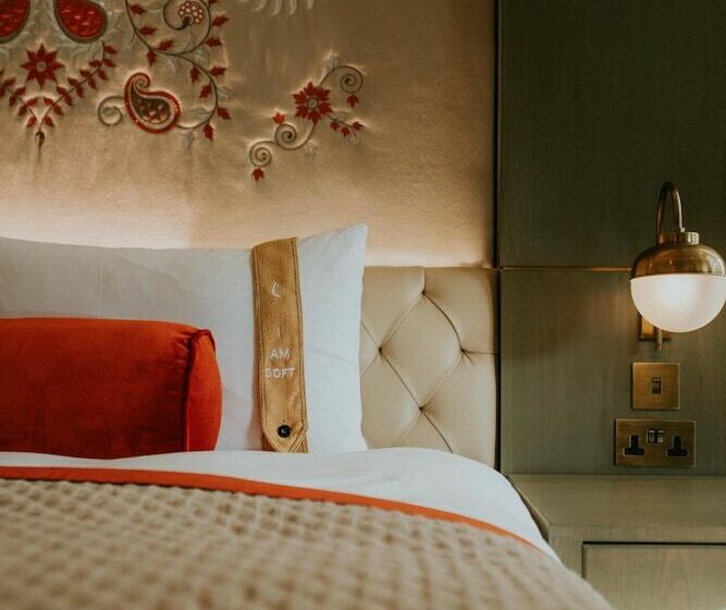 标准间, The Lalit London