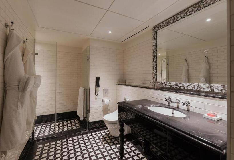 Номер Стандарт, The Lalit London