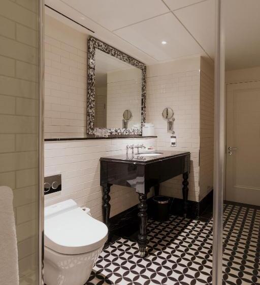 Номер Стандарт, The Lalit London